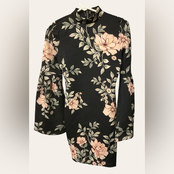 GUESS floral print scuba dress with bell sleeves. XS - Picture 5 of 8